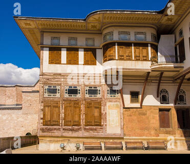 Un edificio che si affaccia sul cortile dei preferiti, chiamato anche il cortile della Regina Madre, nel palazzo Topkapi Harem, Istanbul, Turchia Foto Stock