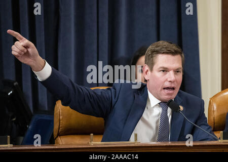 Washington, Stati Uniti. Xx Nov, 2019. Sost. Eric Swalwell (D-CA) domande Gordon Sondland, Ambasciatore statunitense presso l'Unione europea, durante una casa comitato di Intelligence impeachment inchiesta audizione del Campidoglio di Washington il 20 novembre 2019. Piscina foto di Samuel Corum/UPI Credito: UPI/Alamy Live News Foto Stock