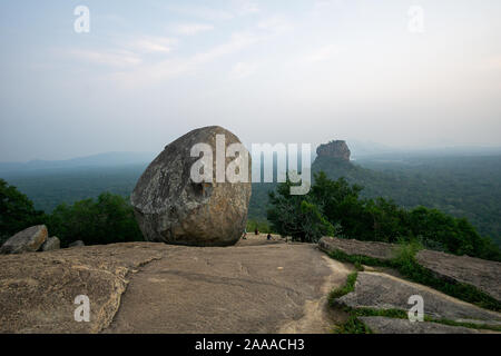 Vista in Roccia di Sigiriya dalla roccia pidurangala sri lanka Foto Stock