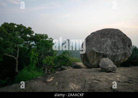 Vista in Roccia di Sigiriya dalla roccia pidurangala sri lanka Foto Stock