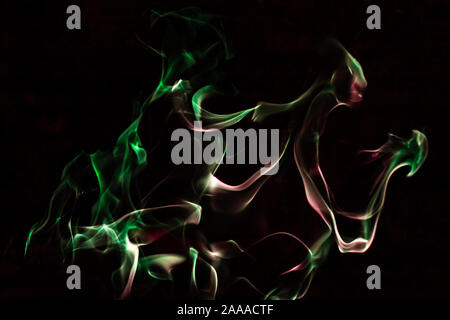 Il fuoco verde forme astrazione in sfondo nero Foto Stock