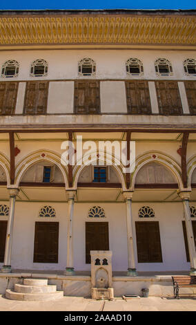 Un edificio che si affaccia sul cortile dei preferiti, chiamato anche il cortile della Regina Madre, nel palazzo Topkapi Harem, Istanbul, Turchia Foto Stock