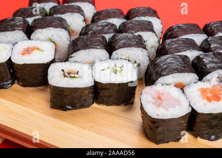 Set di papaveri con vari ripieni. Con zenzero e wasabi. Close-up. Foto Stock