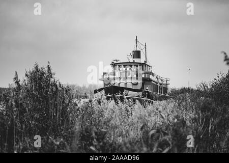 Classica nave a vapore con pannelli in legno sulla banchina del porto con la festosa decorazione Foto Stock