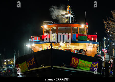 Classica nave a vapore con pannelli in legno sulla banchina del porto con la festosa decorazione Foto Stock