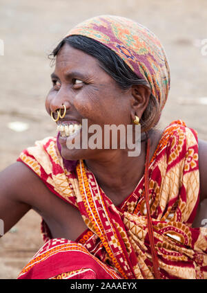 Donna di villaggio tribale dal distretto di Koraput di Odisha (Orissa), India Foto Stock