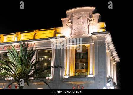 Close up dettaglio dell'ornato angolo del famoso Nizza Francia casinò sul lungomare illuminato di sera Foto Stock