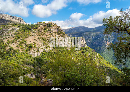 La pittoresca collina medievale Borgo di Gourdon Francia, in alto su una montagna delle Alpi Marittime comune nella regione della Provenza del sud della Francia Foto Stock