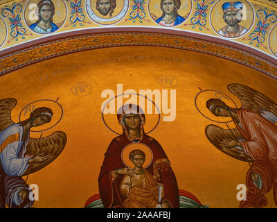 Soffitto dipinto murale con fondo oro che mostra la Vergine Maria con un alone tenendo a suo figlio, Gesù Cristo, con due angeli che guarda. Foto Stock