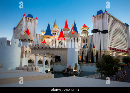 LAS VEGAS, NEVADA - 19 MAGGIO 2017: Vista dall'Excalibur Hotel and Casino a Las Vegas, Nevada, visto la sera con le luci Foto Stock