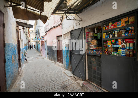 Fez, in Marocco. Il 9 novembre 2019. Un piccolo negozio di alimentari in una stretta strada del vecchio quartiere ebraico Foto Stock