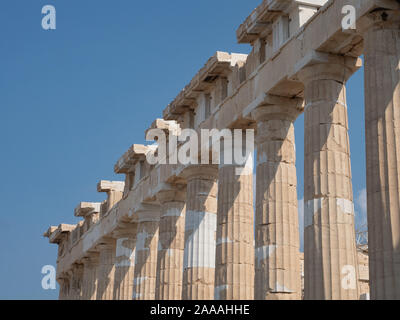 Parthenon la fila di rilievo colonne doriche con semplici capitelli in cima, tutti realizzati in marmo. Fotografato in l'Acropoli di Atene, Grecia. Foto Stock