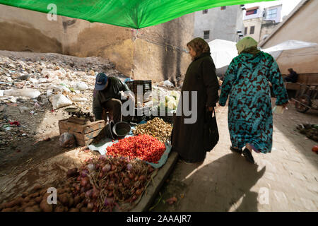 Fez, in Marocco. Il 9 novembre 2019. persone tra le bancarelle del piccolo mercato ortofrutticolo per le strade del vecchio quartiere ebraico Foto Stock