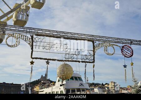 MARSEILLE, Francia - 13 NOV 2019- vista delle Marche de Noel e Foire aux Santons mercatino di Natale sul Vieux Port (porto vecchio) a Marsiglia, Francia. Foto Stock