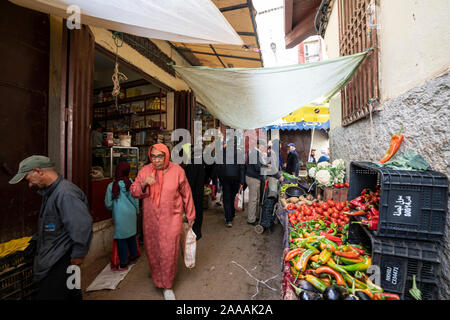 Fez, in Marocco. Il 9 novembre 2019. persone tra le bancarelle del piccolo mercato ortofrutticolo per le strade del vecchio quartiere ebraico Foto Stock