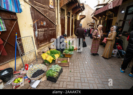 Fez, in Marocco. Il 9 novembre 2019. persone tra le bancarelle del piccolo mercato ortofrutticolo per le strade del vecchio quartiere ebraico Foto Stock