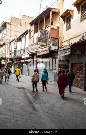 Fez, in Marocco. Il 9 novembre 2019. Le persone sulle strade del vecchio quartiere ebraico Foto Stock