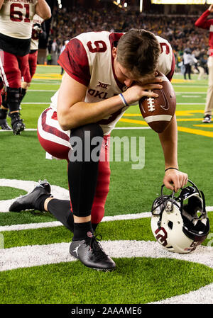 Waco, Texas, Stati Uniti d'America. Xvi Nov, 2019. Oklahoma Sooners quarterback Tanner Schafer (9) prega prima durante la prima metà del NCAA Football gioco tra Oklahoma Sooners e il Baylor porta a McLane Stadium di Waco, Texas. Matthew Lynch/CSM/Alamy Live News Foto Stock
