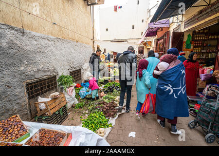 Fez, in Marocco. Il 9 novembre 2019. persone tra le bancarelle del piccolo mercato ortofrutticolo per le strade del vecchio quartiere ebraico Foto Stock