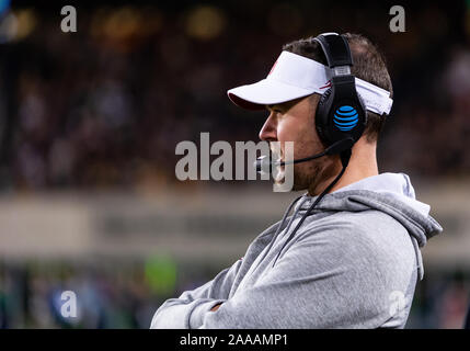 Waco, Texas, Stati Uniti d'America. Xvi Nov, 2019. Oklahoma Sooners head coach Lincoln Riley sul collaterale durante la prima metà del NCAA Football gioco tra Oklahoma Sooners e il Baylor porta a McLane Stadium di Waco, Texas. Matthew Lynch/CSM/Alamy Live News Foto Stock