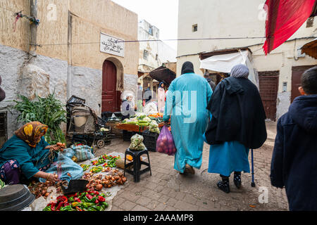 Fez, in Marocco. Il 9 novembre 2019. persone tra le bancarelle del piccolo mercato ortofrutticolo per le strade del vecchio quartiere ebraico Foto Stock