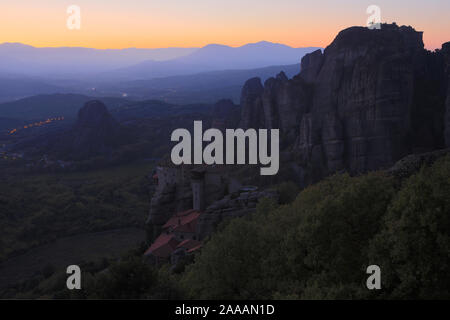 Il 16esimo secolo i monasteri di Rousanou (1560) e San Nicola Anapausas (1527), i siti del Patrimonio Mondiale dell'UNESCO, al tramonto in Meteora, Grecia Foto Stock
