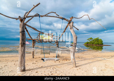 Swing corda fatta con gli alberi morti, Nusa Lembongan, Bali, Indonesia Foto Stock