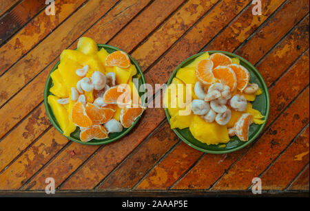 Mango fresco, Mangosteen e mandarini sul tavolo di legno Foto Stock