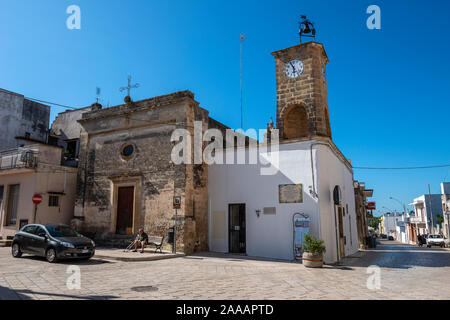Clocktower sulla piazza della Libertá a Castiglione in Puglia (Puglia), Italia Meridionale Foto Stock