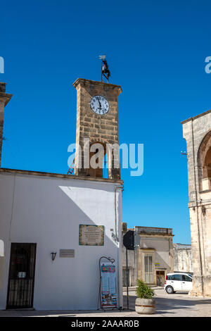 Clocktower sulla piazza della Libertá a Castiglione in Puglia (Puglia), Italia Meridionale Foto Stock