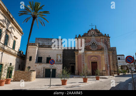 La Chiesa di San Michele (Chiesa San Michele Arcangelo) sulla piazza della Libertá a Castiglione in Puglia (Puglia), Italia Meridionale Foto Stock