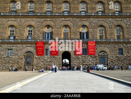 Facciata di Palazzo Pitti, un famoso complesso museale nel centro storico di Firenze, Sito Patrimonio Mondiale dell'Unesco, con turisti, Toscana, Italia Foto Stock