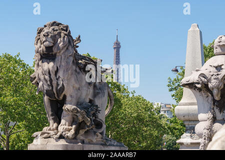 Dettaglio di un leone scultura in entrata di Alexander III Bridge, a Parigi, Francia Foto Stock