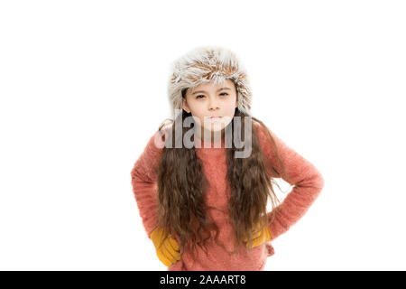 Statico e l'effetto crespo. Bambino adorabile lunghi capelli morbidi cappello di pelliccia. Prodotti per la cura del bambino concetto. Ragazza capelli lunghi indossare pellicce hat sfondo bianco. Inverno shampoo e balsamo prevenire danni ai capelli. Anti statica prodotto per i capelli. Foto Stock