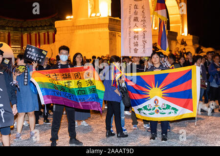 Il 17 novembre 2019 migliaia dei Taiwanesi che frequentano un concerto a sostegno di Hong Kong democrazia pro/libertà dimostranti presso Piazza Liberty in Taipei. Un certo numero di famosi Taiwanese pop stars giocato. Foto Stock