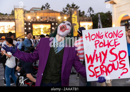 Il 17 novembre 2019 migliaia dei Taiwanesi che frequentano un concerto a sostegno di Hong Kong democrazia pro/libertà dimostranti presso Piazza Liberty in Taipei. Un certo numero di famosi Taiwanese pop star ha suonato presso l'evento Foto Stock