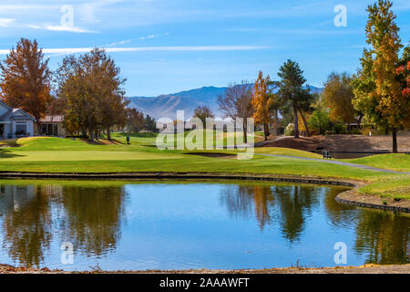 Apple Valley, CA / STATI UNITI D'America - 13 Novembre 2019: una vista di case adiacente ad un campo da golf in Jess Ranch comunità Apple in Valle, California. Foto Stock
