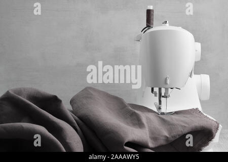 Cucire i vestiti di lino su una macchina da cucire. Foto Stock