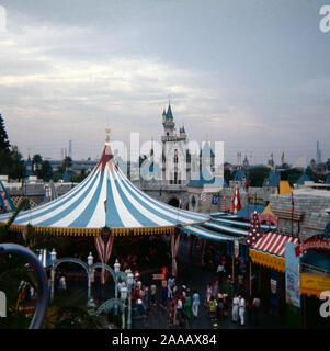 Vintage Settembre 1972 fotografia, merry-go-round e Cenerentola del Castello e Fantasyland al parco a tema Disneyland di Anaheim, in California. Fonte: ORIGINALE 35mm trasparenza Foto Stock