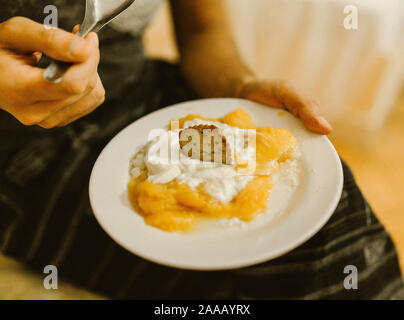 Mango Fruit con yogurt e cucchiaio in hotel Foto Stock