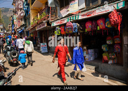 Scena di strada a Bara Bazar, area Malital, Nainital, Uttarakhand, India Foto Stock