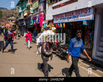 Scena di strada a Bara Bazar, area Malital, Nainital, Uttarakhand, India Foto Stock