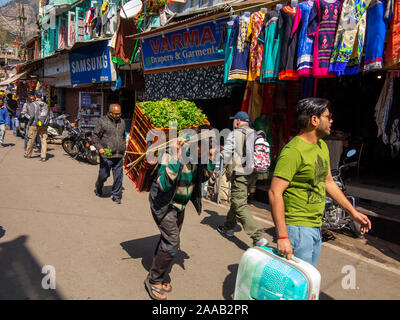 Scena di strada a Bara Bazar, area Malital, Nainital, Uttarakhand, India Foto Stock