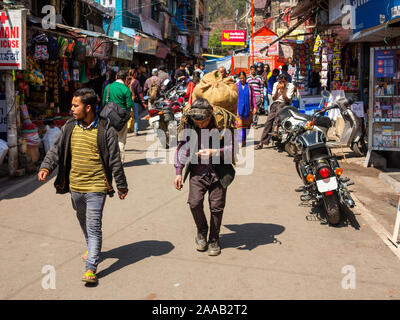 Scena di strada a Bara Bazar, area Malital, Nainital, Uttarakhand, India Foto Stock