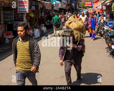 Scena di strada a Bara Bazar, area Malital, Nainital, Uttarakhand, India Foto Stock