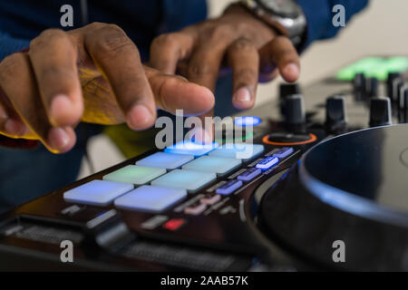 Battere il dispositivo della macchina per la musica elettronica compositore.Techno dj giocare e remixare brani musicali con moderne drum machine.Professional sound studio di registrazione Foto Stock