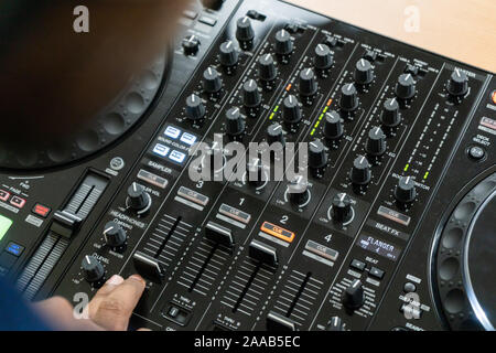 Cavo per collegare professional controller midi DJ al mixer audio.Concerto attrezzature per home party.disc jockey tecnologia per mixare brani musicali digitali Foto Stock