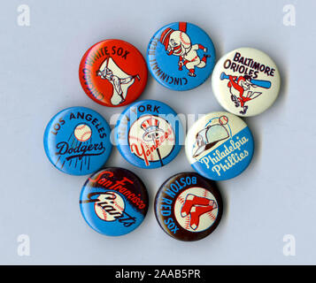 Piccoli souvenir da collezione di pulsanti che raffigurano i logo di Major League Baseball team di essi app[eared negli anni cinquanta-60's ser. Foto Stock