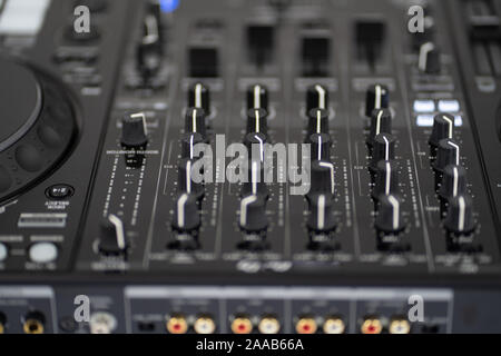 Ampio angolo di foto di nero mixer audio controller con le manopole e i cursori Foto Stock