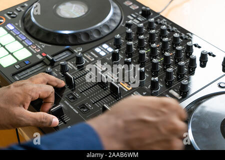 Cavo per collegare professional controller midi DJ al mixer audio.Concerto attrezzature per home party.disc jockey tecnologia per mixare brani musicali digitali Foto Stock